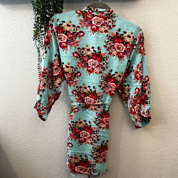 🌟 5 for $20 Gorgeous Floral Robe - Picture 3 of 6